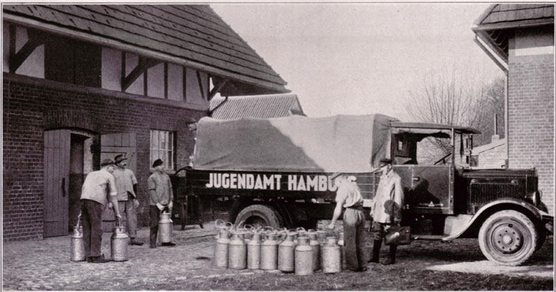 Milch verladen im Jugendheim Wulfsdorf